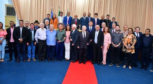 Câmara Municipal homenageia todos os vereadores de Floriano em sessão solene