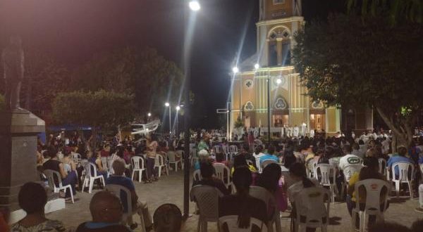 Fiéis participam de procissão e missa campal para celebrar São Pedro de Alcântara