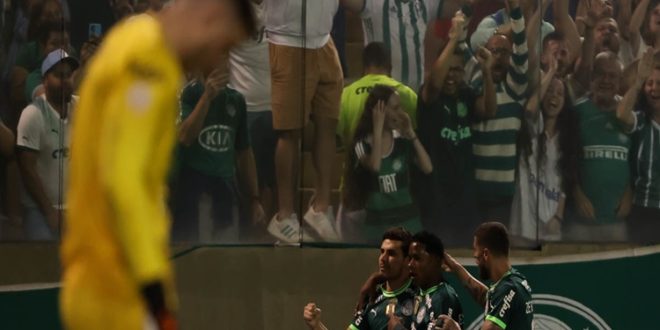 Palmeiras vence Athletico-PR com golaço de Endrick e alcança líder Botafogo