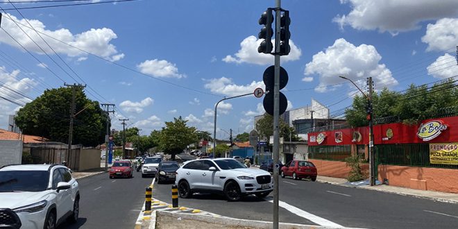 Strans instala novos semáforos na avenida João Antônio Leitão na Piçarreira