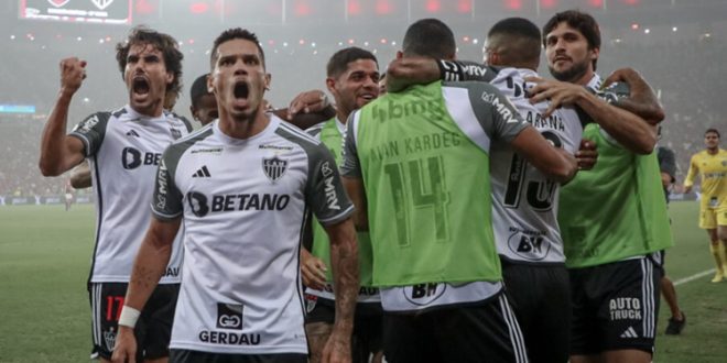 Atlético-MG derrota Flamengo, ultrapassa rival e continua na briga pelo título do Brasileirão