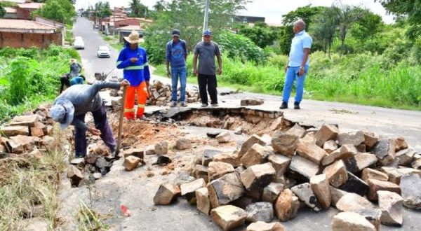 SEINFRA realiza obras de tapa-buracos no Planalto Sambaíba e desobstrução em ruas de Floriano