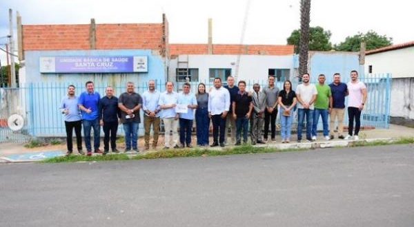 Prefeito Antônio Reis e equipe visitam obra de reforma da UBS Santa Cruz em Floriano