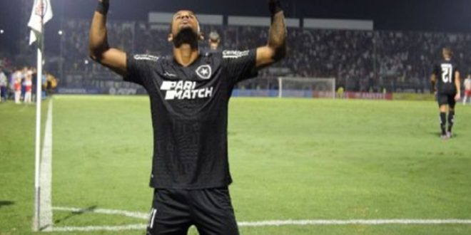 Botafogo se segura com um a menos, empata com Bragantino e avança na Libertadores