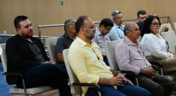Prefeitura, Câmara e empresários se reúnem em audiência para discutir onda de crimes em Floriano